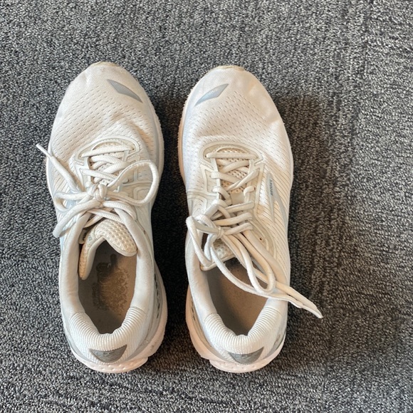 Brooks Shoes - White brooks